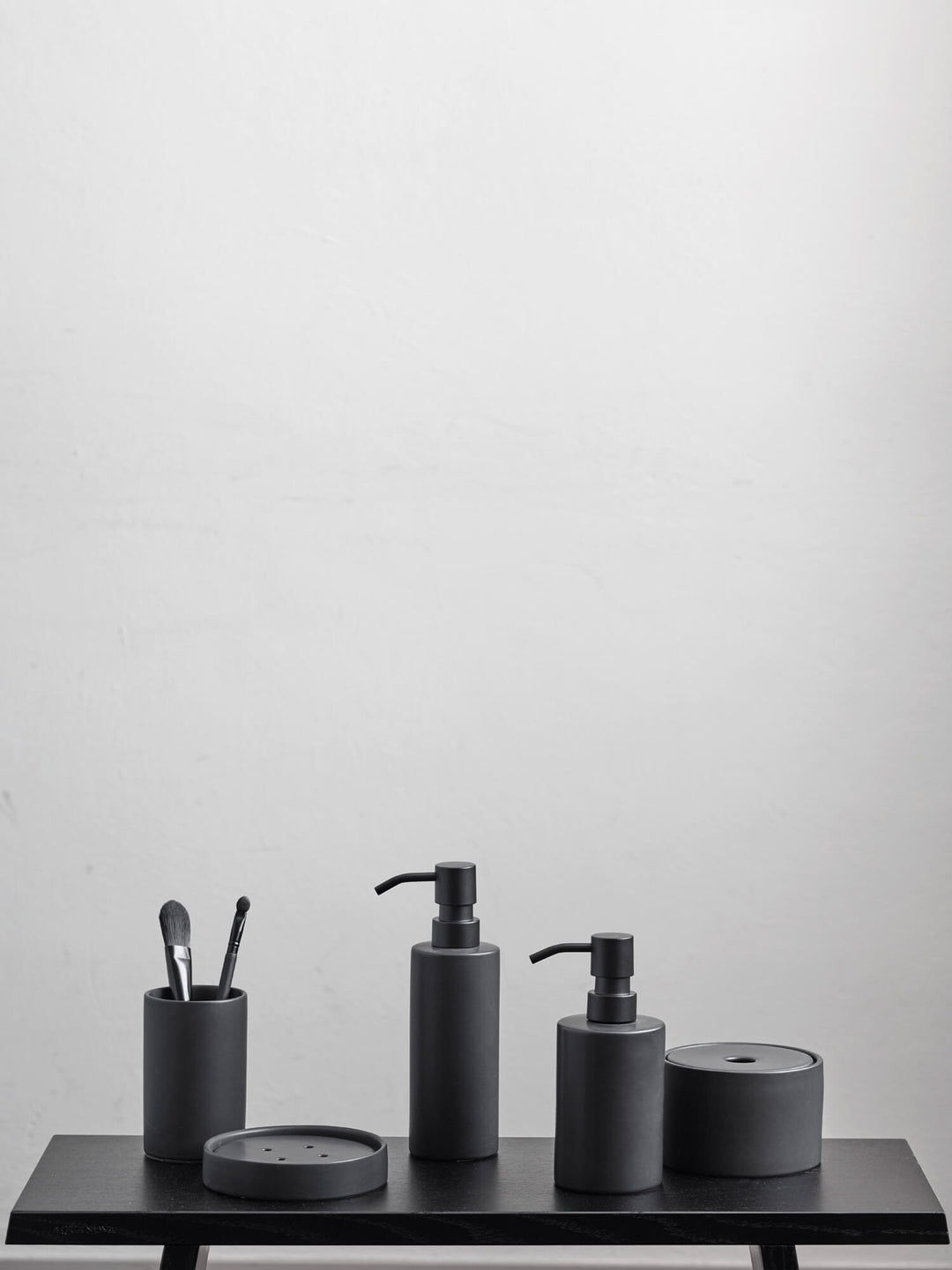 Sort sæbedispenser, tandkrus, sæbeskål