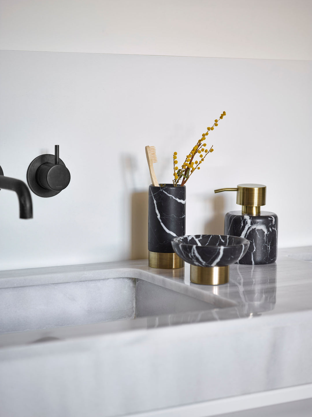 Badeserie i sort marmor og messing