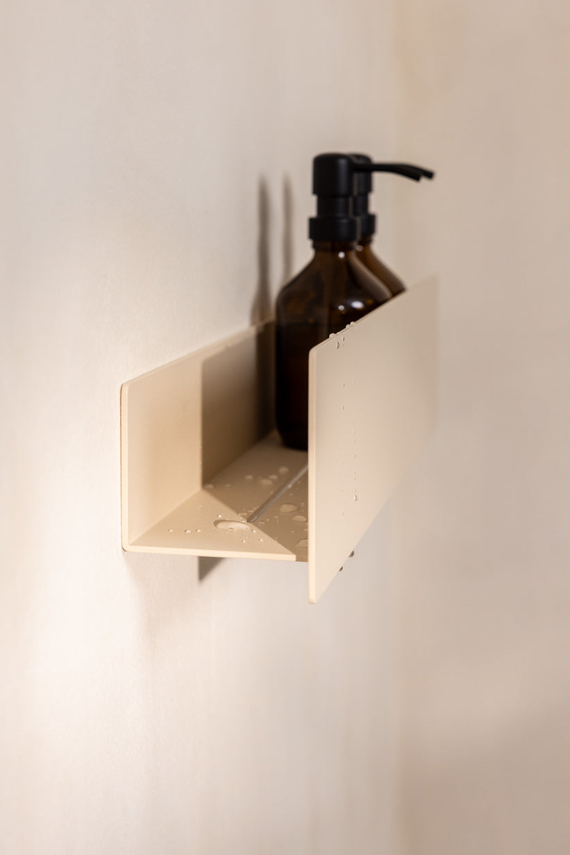 Beige badehylde limes på væg