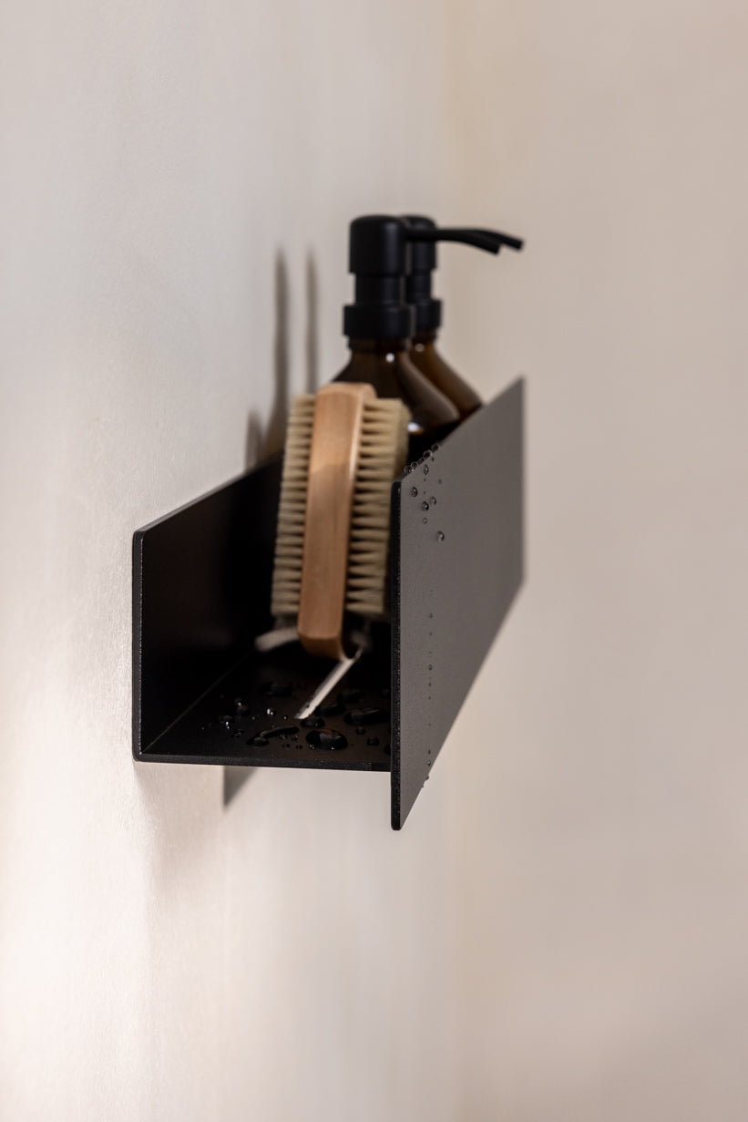 hylde til badet i sort