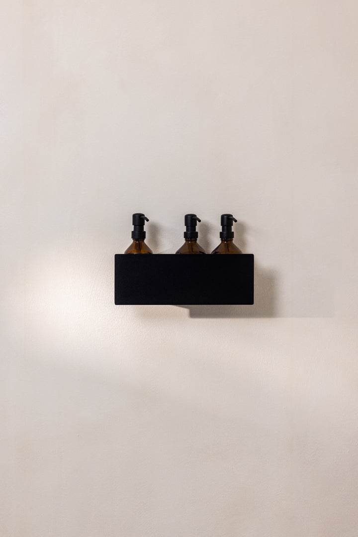 Sort hylde til badet uden skruer, der limes på væg