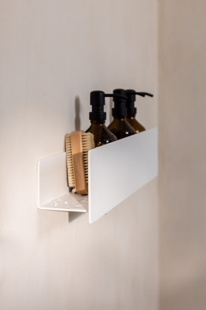 Hvid badehylde der limes op uden skruer