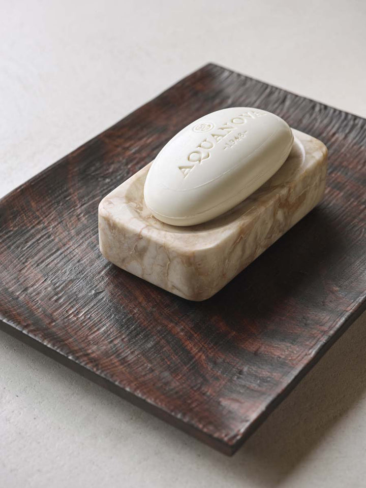 brun træbakke med sæbedispenser i marmor på.