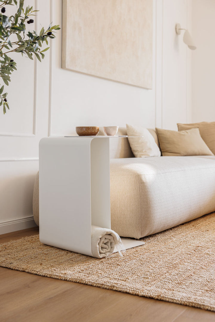 Hvidt sidebord i metal