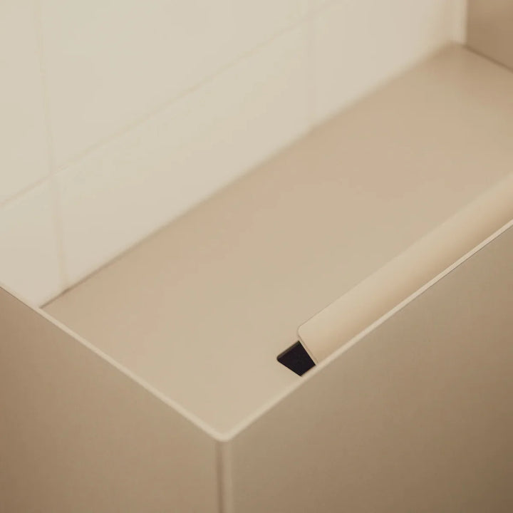 Riga skraldespande til væg i børstet stål