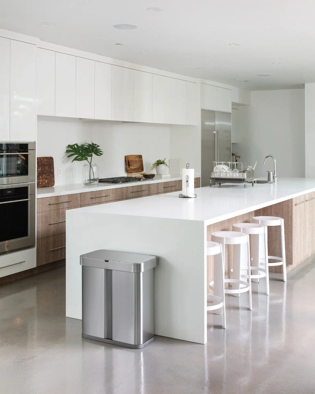 Stemmestyret skraldespand fra simplehuman i børstet stål