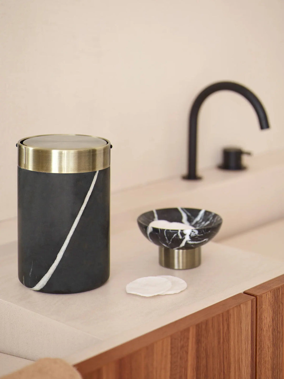 Nero affaldsspand med vippelåg