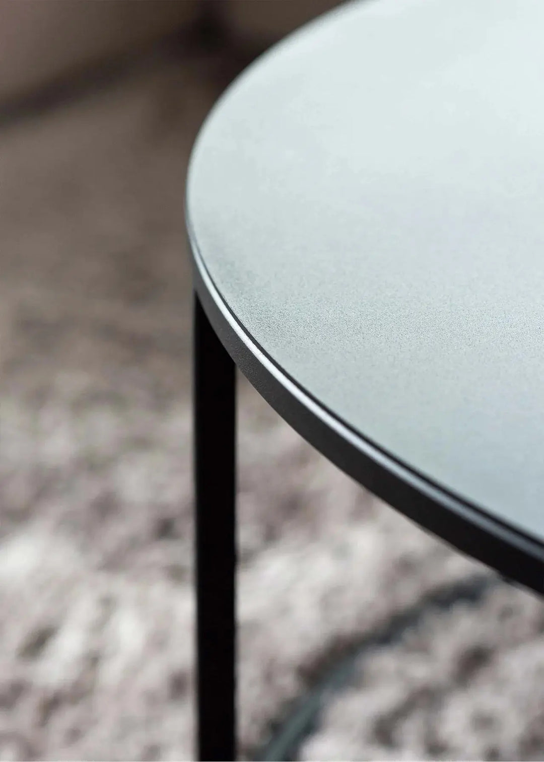 Sort sofabord i metall rundt