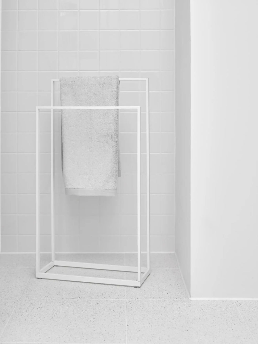 Hvid håndklædeholder til gulv