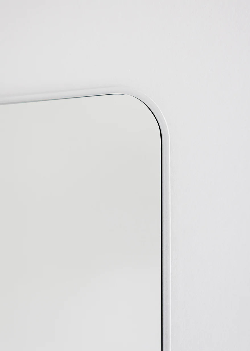 Hvidt spejl med hylde