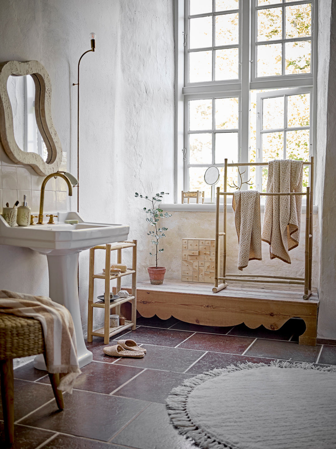 Meg Vægspejl, Natur, Resin