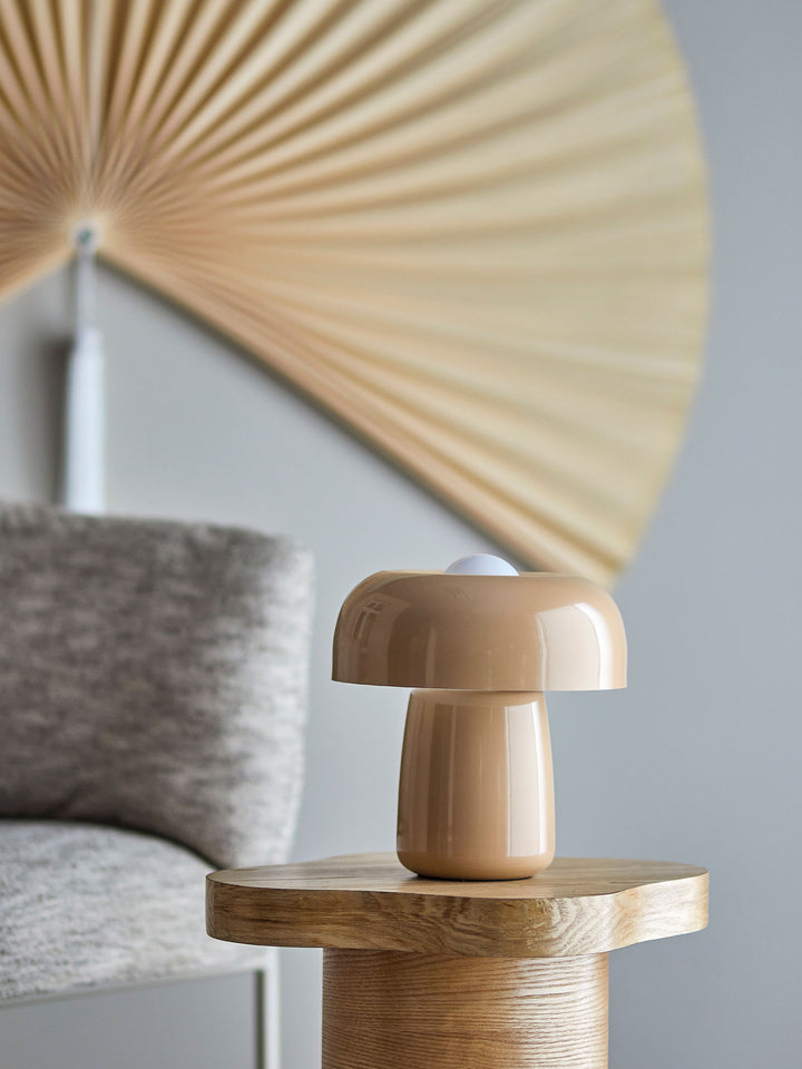 Ylva Bordlampe, Natur, Metal