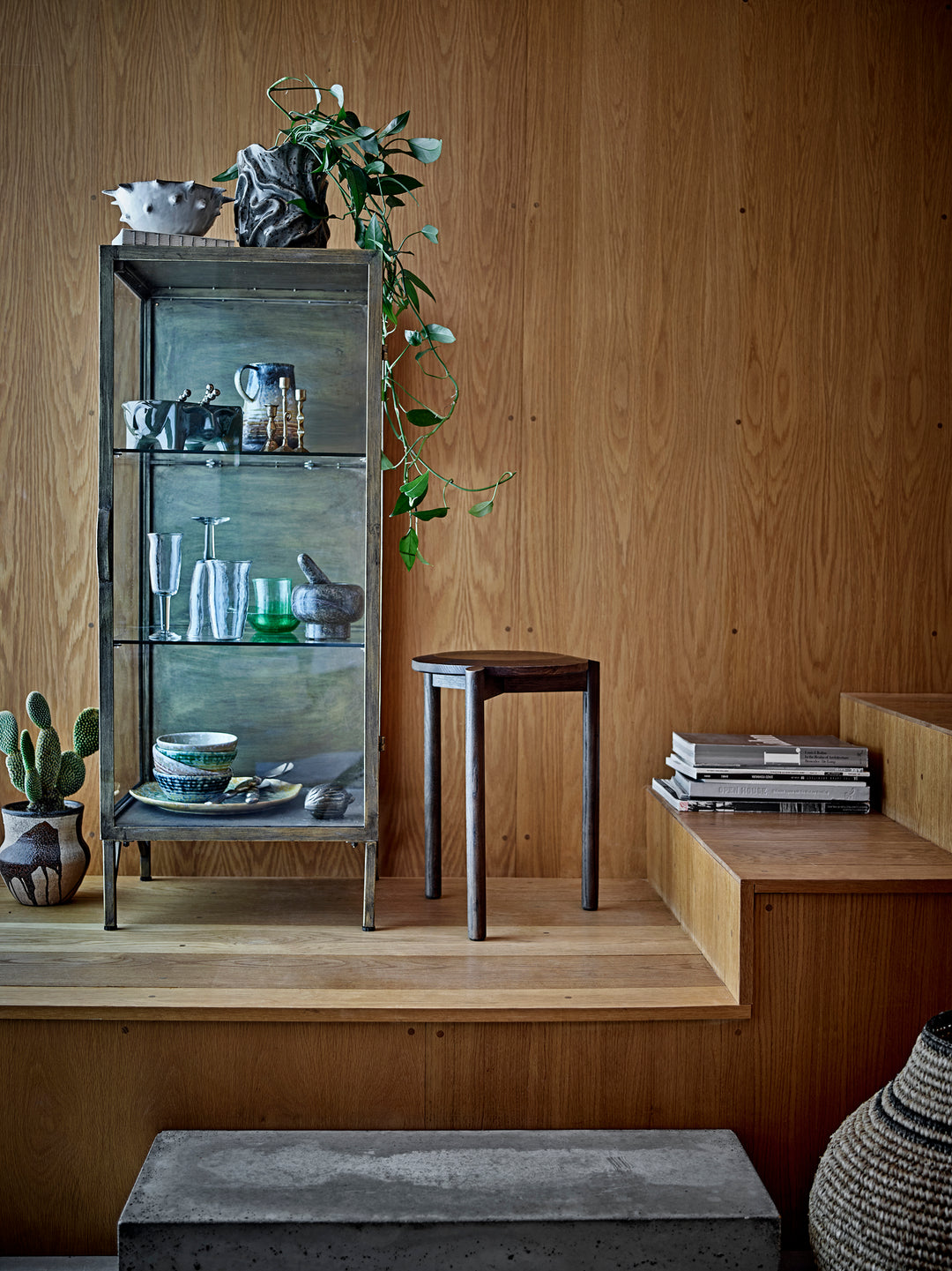 Saone vitrineskab – Messing, Hærdet Glas