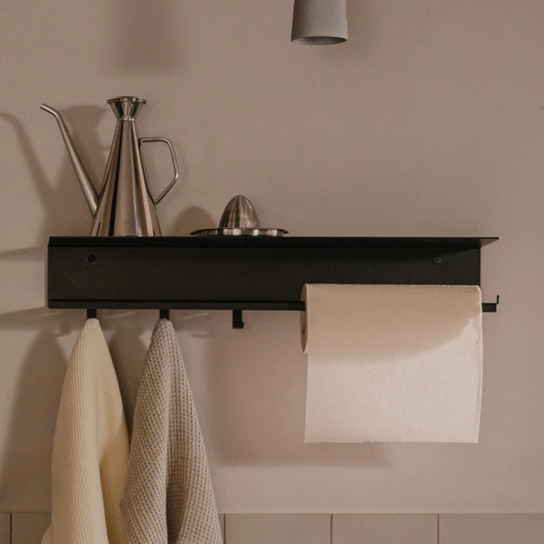 BRUSSEL køkkenrulleholder i brug – funktionel køkkenopbevaring med køkkenrulle og tilbehør