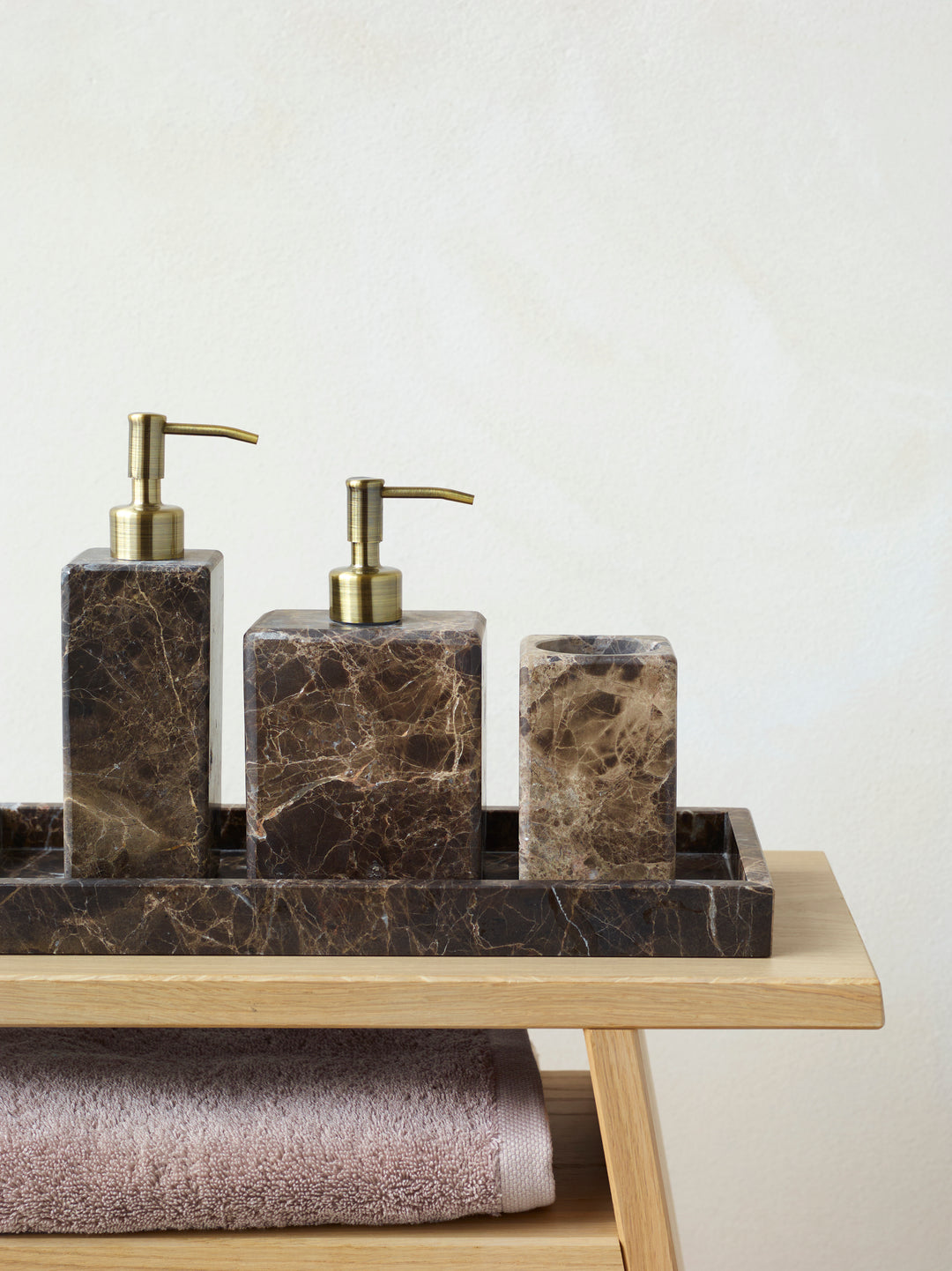Badtilbehør i brun marmor. Hammam badeserie fra Aquanova