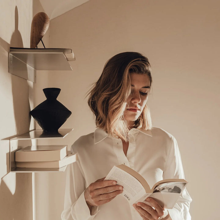 Detaljebillede af RAWW C-hylde – mat aluminiumsoverflade med rå og autentisk finish