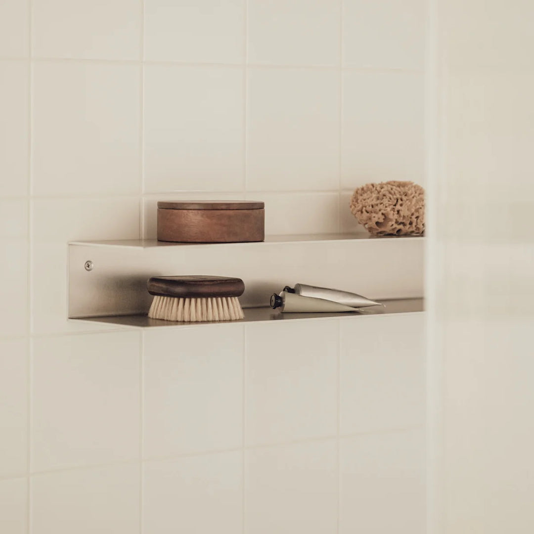 RAWW C-hylde med to niveauer – fleksibel opbevaring i rå aluminium til moderne hjem