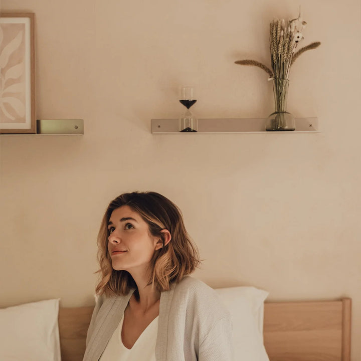 Detaljebillede af RAWW L-hylde – mat aluminiumsoverflade med rå og autentisk finish