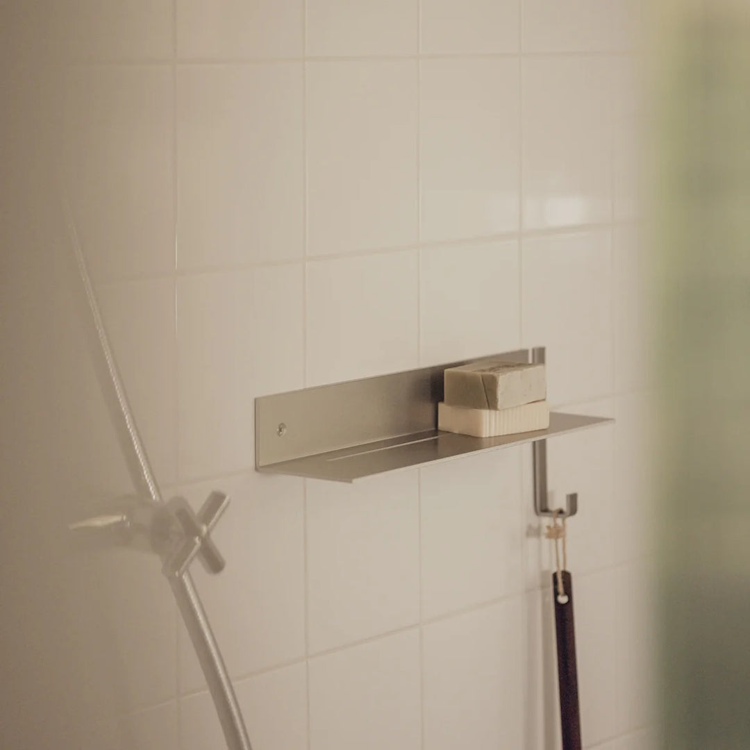 Væghængt RAWW brusehylde i aluminium med integreret dræn – stilren opbevaring i brusenichen