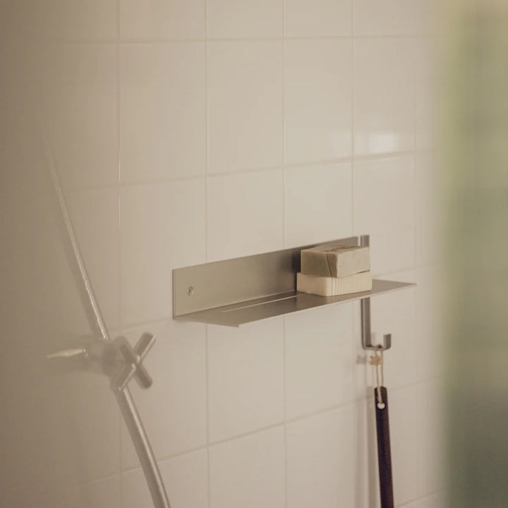 Væghængt RAWW brusehylde i aluminium med integreret dræn – stilren opbevaring i brusenichen