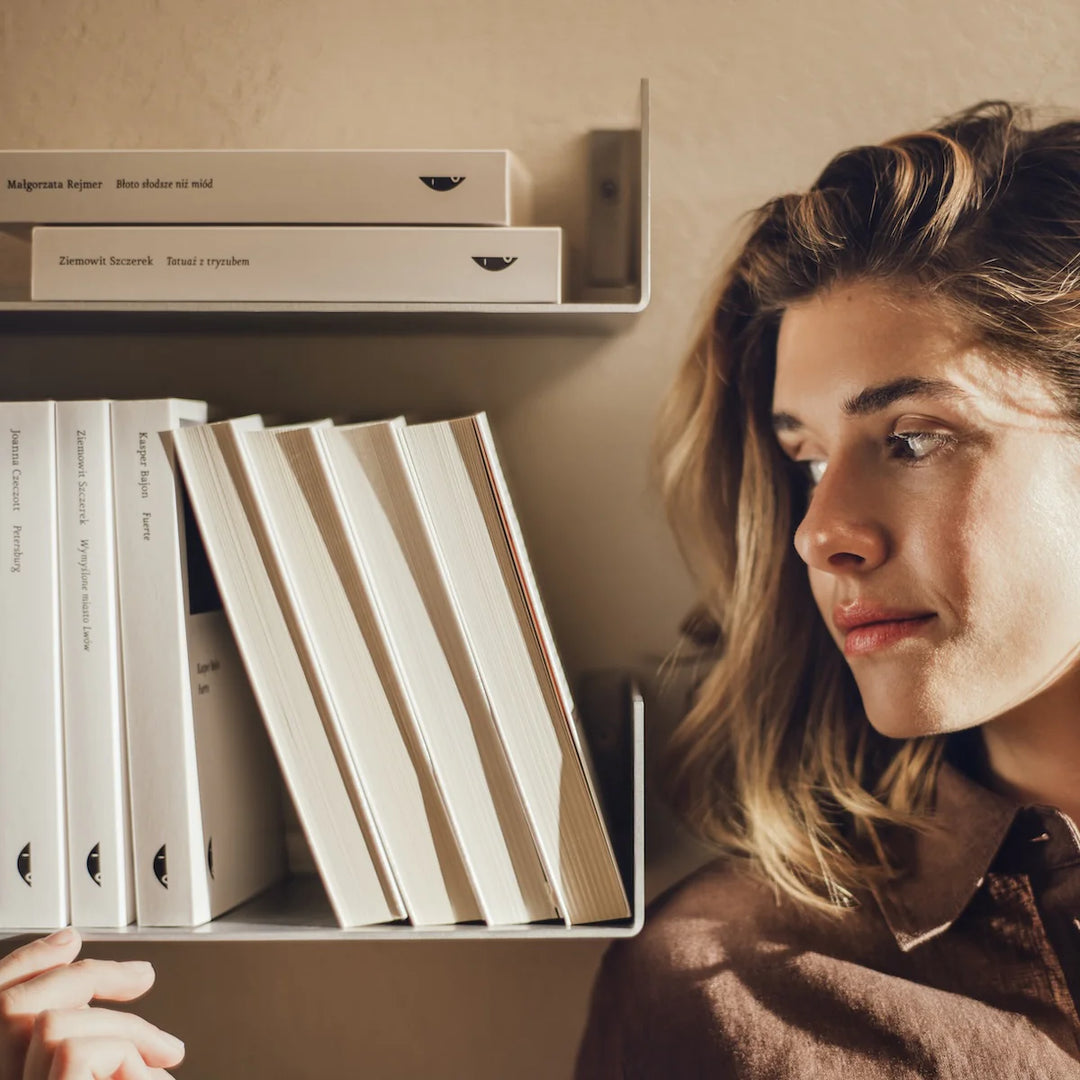 RAWW U-formet hylde monteret på væg – stilren boghylde i moderne indretning