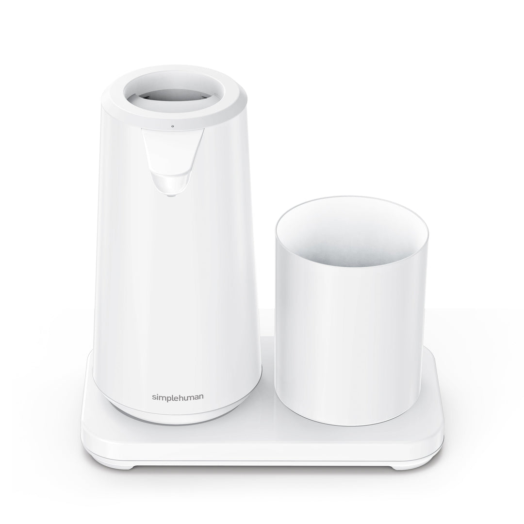 simplehuman sensor skumsæbedispenser med holder og tandbørstekrus i badeværelset