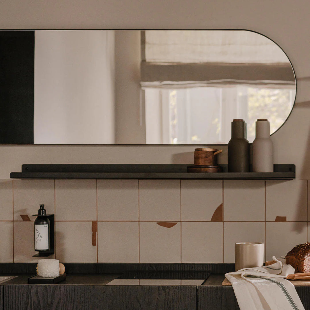 VIENNA væghylde i sort stål – grafisk og eksklusiv hylde til moderne indretning