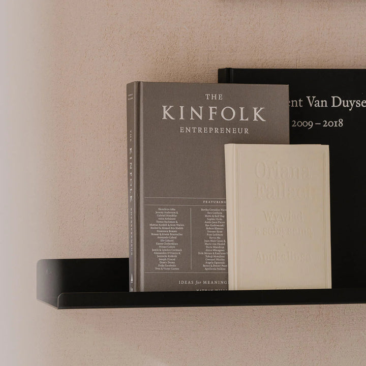 Detaljebillede af VIENNA hylde – pulverlakeret overflade i fin struktur