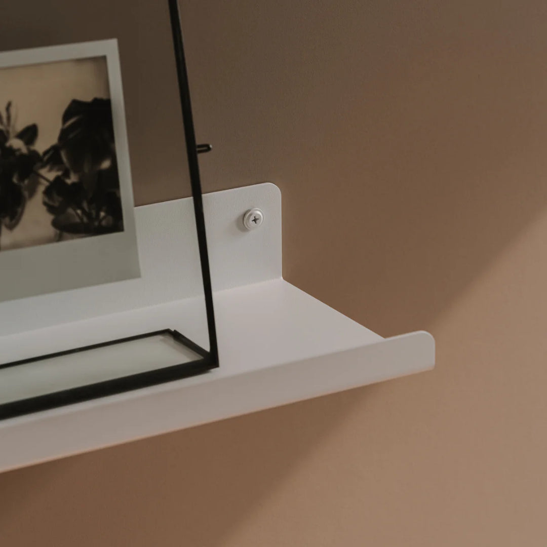 Pulverlakeret VIENNA hylde i sandfarve – varm og minimalistisk hylde til moderne hjem