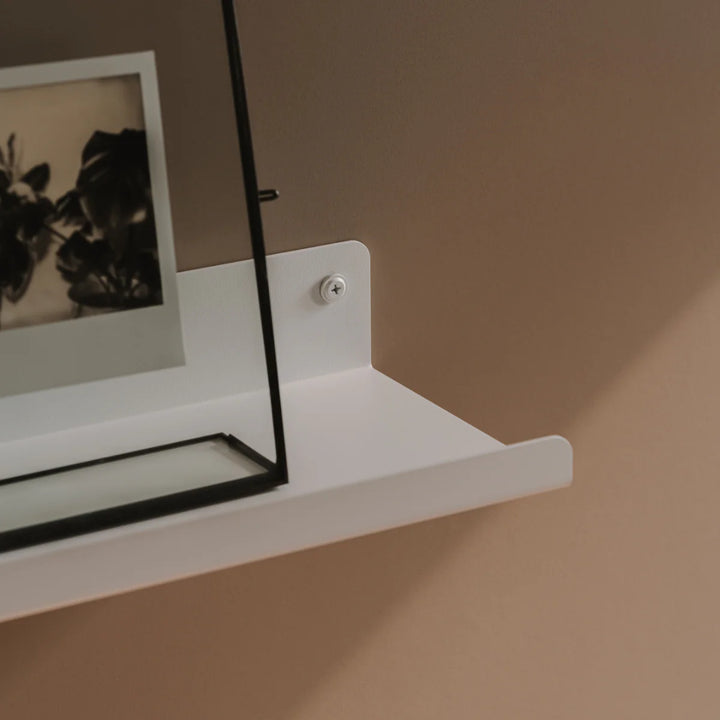 Pulverlakeret VIENNA hylde i sandfarve – varm og minimalistisk hylde til moderne hjem