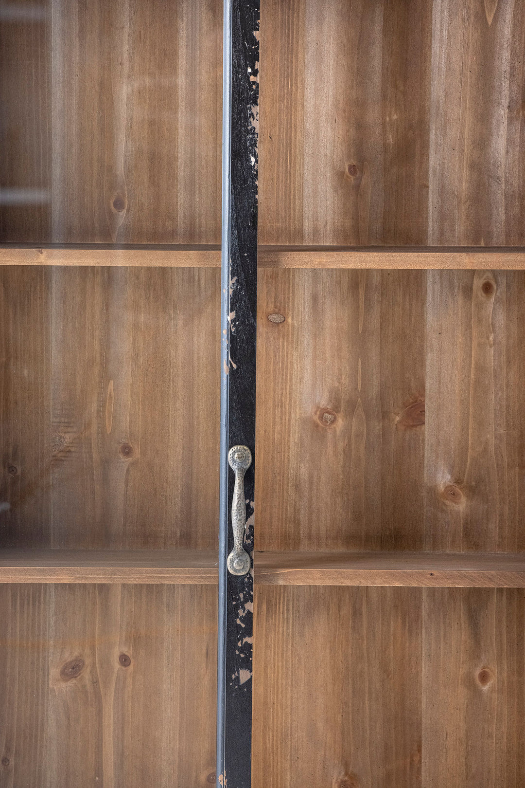 Hazem Skab, Sort, Fyrretræ